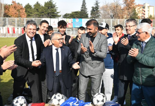 KAYSERİ BÜYÜKŞEHİR’DEN AMATÖR SPOR KULÜPLERİNE 1 MİLYON TL’LİK MALZEME DESTEĞİ