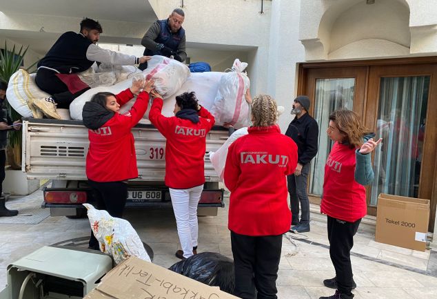 akut-vakfinin-deprem-bolgelerine-yardim-sevkiyati-araliksiz-suruyor