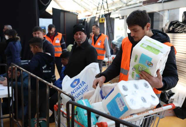 ANTALYA’DAKİ DEPREMZEDE VATANDAŞLARIN İHTİYAÇLARI KARŞILANIYOR