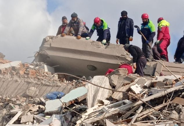 BÜYÜKŞEHİR ERCİYES A.Ş. TECRÜBELİ VE TEKNİK EKİBİ İLE DEPREM BÖLGESİNDE