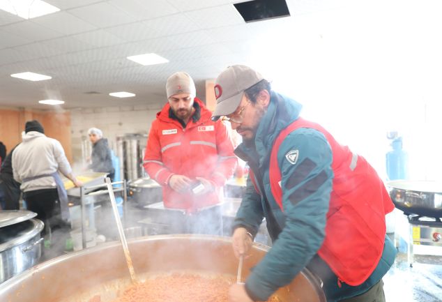 GÖNÜLLÜ ŞEFLER MİLYONLARCA KAP YEMEK YAPTI